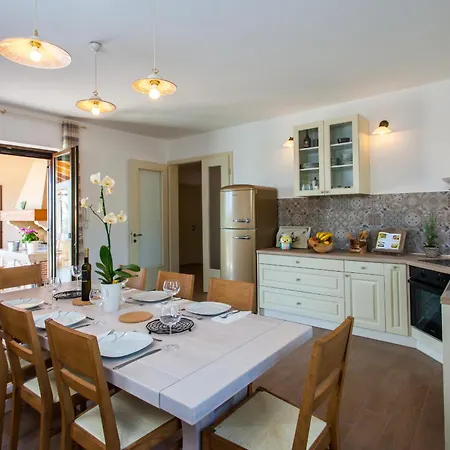 Roza In Istria With Whirlpool And Playground For Kids - Pet Friendly Tinjan